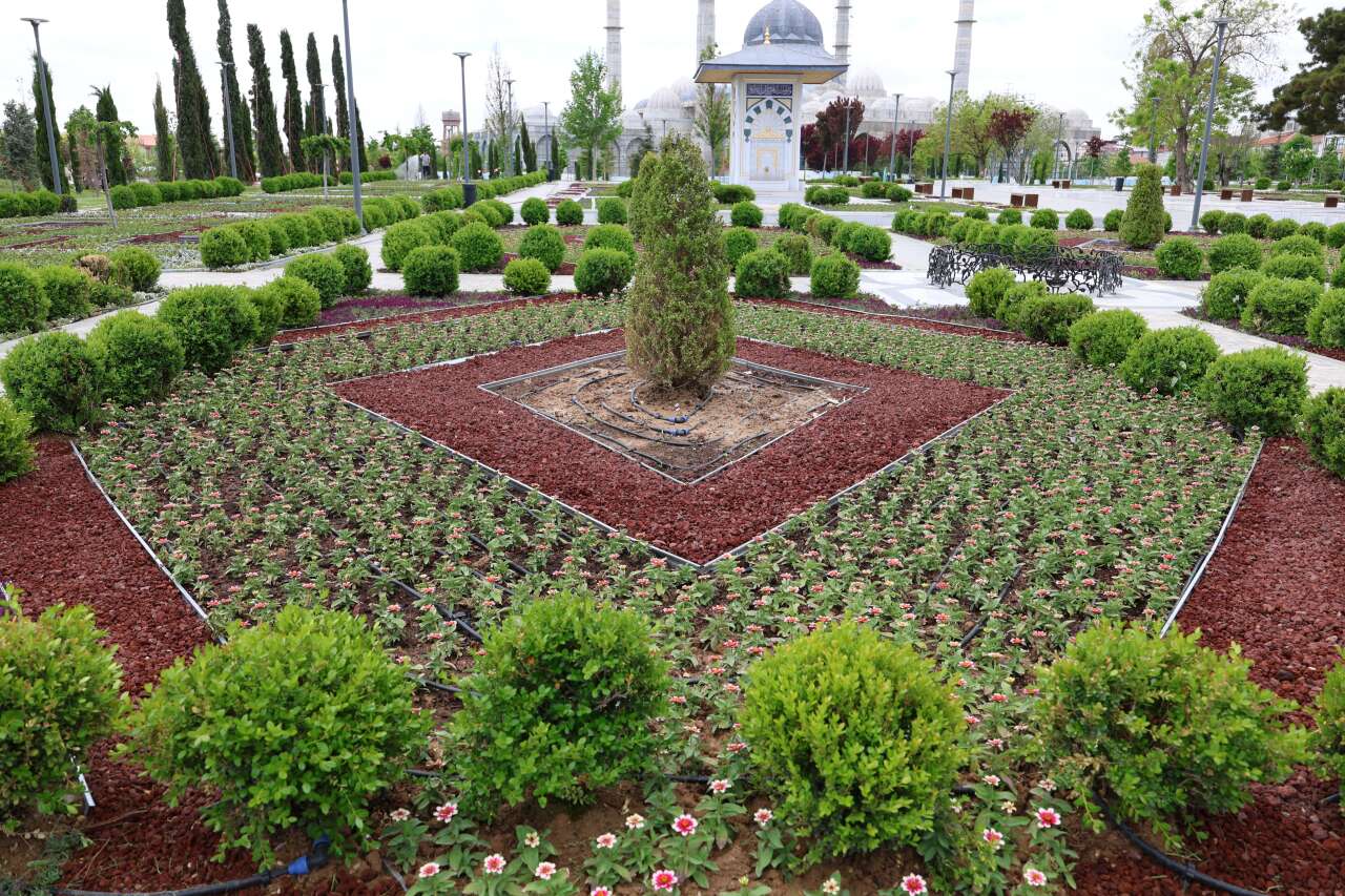 Konya’da 1 milyon 800 bin çiçek toprakla buluştu 6